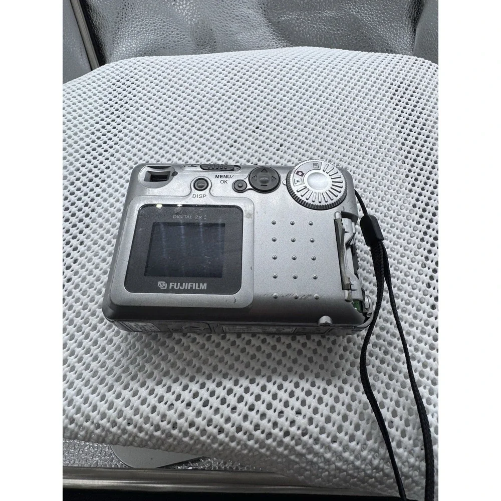 Fujifilm FinePix 1300 1.3MP Digital Camera Silver Parts Repair Not Working